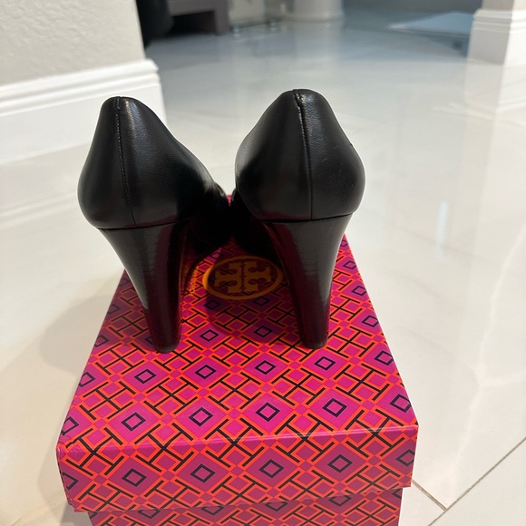 Tory Burch Benton Wedged size 9 - Picture 5 of 5